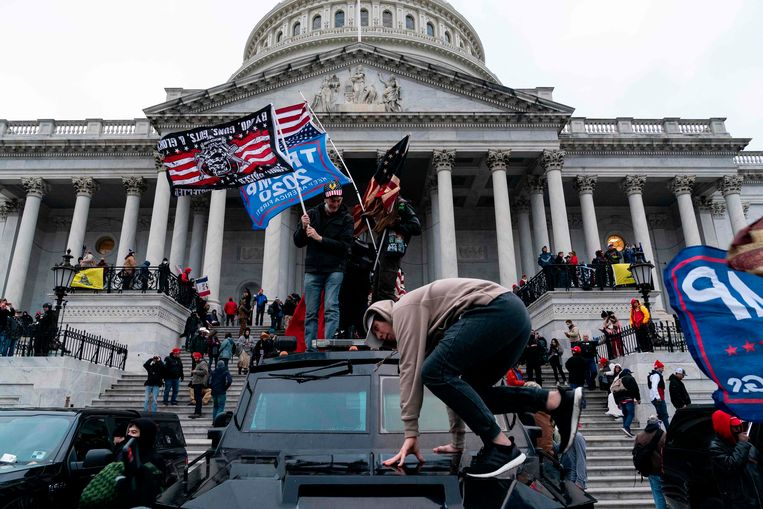 Aanhangers van Donald Trump protesteren aan het Capitool in Washington. Beeld AFP