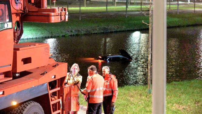Automobilist mist bocht en raakt te water op Laan van Hoornwijck