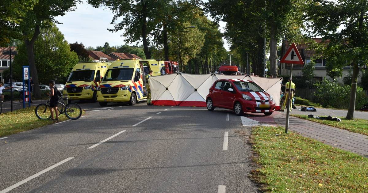 Botsing in Zaltbommel: bestuurder scootmobiel zwaargewond, auto in voortuin.