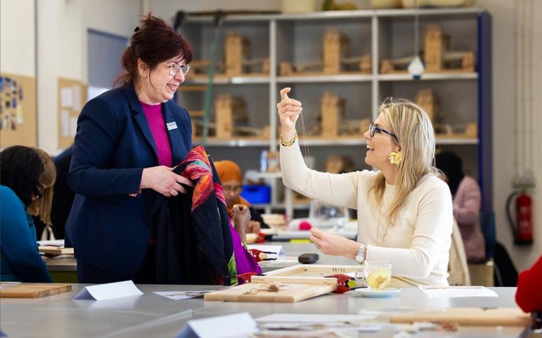 Koningin Máxima leert borduren om eigen gordijnen te maken Beeld TextielMuseum - Maarten Schuth