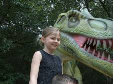 Oog in oog met enorme dino's op Vliegveld Twente