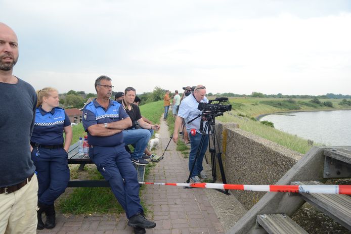 Op de dijk wordt de zoektocht naar de vermiste duikers nauwlettend gevolgd.