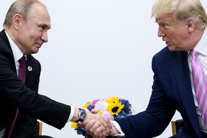 Vladimir Poetin ontmoette op de G20 Donald Trump, die hij een getalenteerd mens noemt.