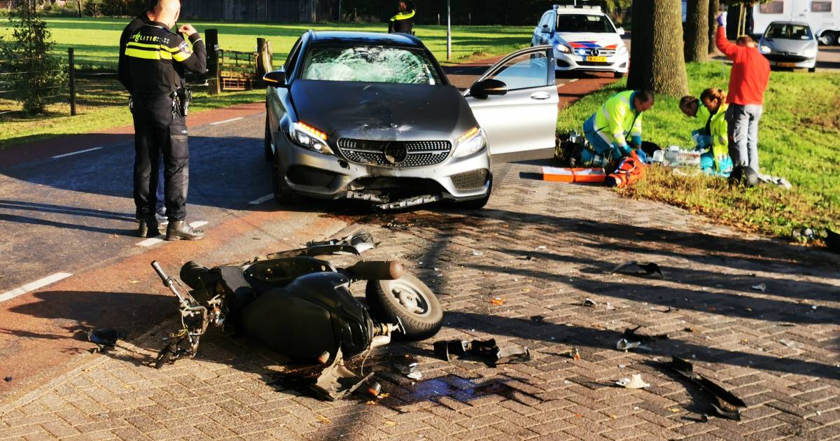 Man zwaargewond na botsing met auto in Loerbeek, scooter verwoest.