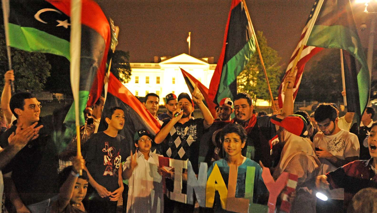 Libiërs vieren de dood van Kadhafi voor het Witte Huis. Beeld afp