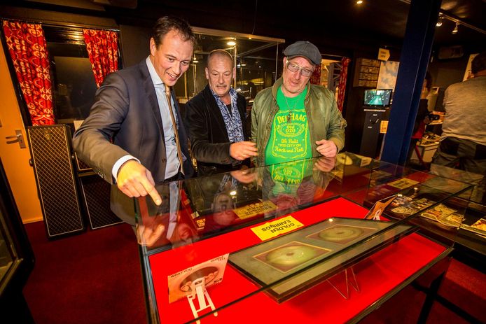 Boudewijn Revis met René Bom in het RockArt museum in Hoek van Holland.