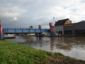 Werken aan Oude Kaaibrug lopen vertraging op door slecht weer