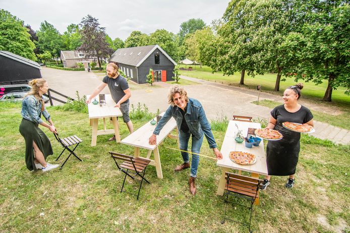 Martijn Geerdes werkt samen met zijn team aan het naar eigen zeggen grootste terras van de regio Utrecht. Met tafels 160 centimeter diep kunnen ook koppels voldoende afstand houden. Voor gezinnen zijn speciale gezinstafels gebouwd.