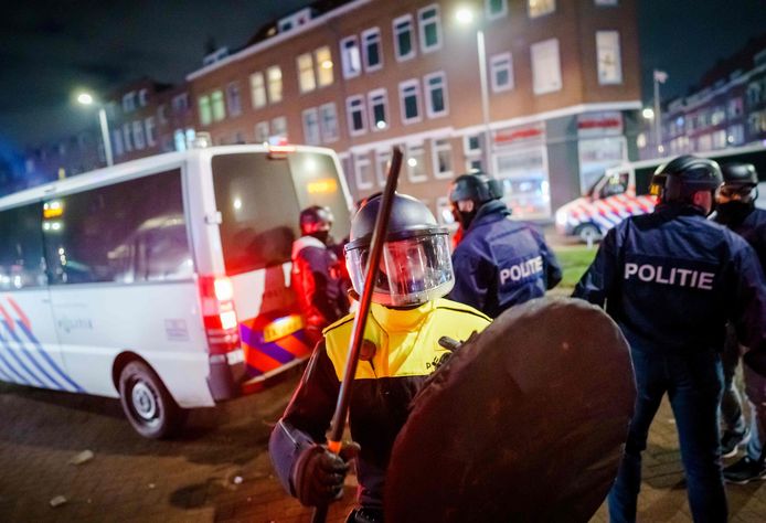 Een lid van de Mobiele Eenheid, de Nederlandse oproerpolitie, in Rotterdam begin vorige week.