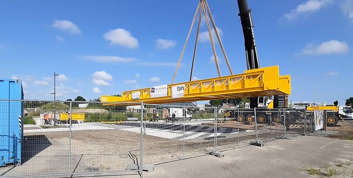 Afgelopen zomer werd de brug op z'n plek gehesen. Nu pas kan hij echt open voor publiek.