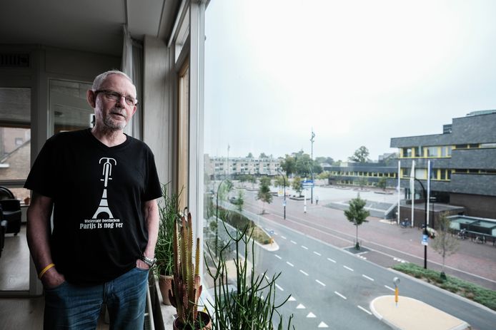 Theo juicht vanuit zijn woonkamer voor De Graafschap ‘Ik hoop dat ze