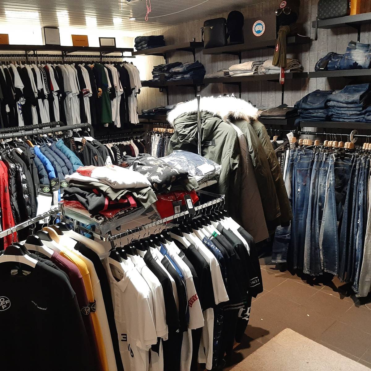 Koop jij wel eens een fake shirt Nepmerkhandel steeds meer verweven met zware misdaad Nepmerkkleding AD