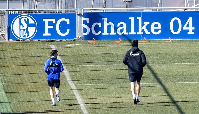 Benito Raman (links) op het trainingsveld van Schalke 04.