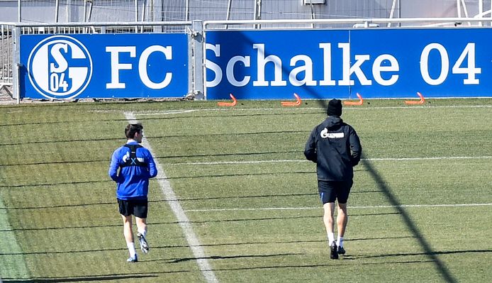 Raman En Co Trainen Weer In Clubverband Bij Schalke 04 Al Levert Dat Wel Eigenaardige Beelden Op Voetbal Hln Be