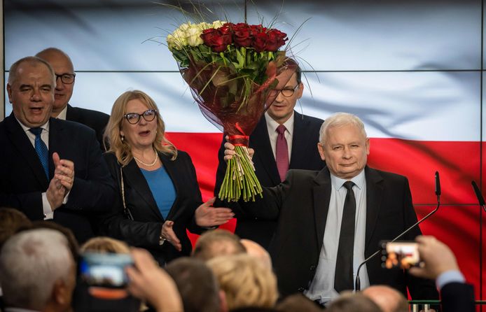 Partijleider Jaroslaw Kaczynski (r.) en premier Mateusz Morawiecki (achter Kaczynski) gisteren tijdens hun overwinningsfeest.