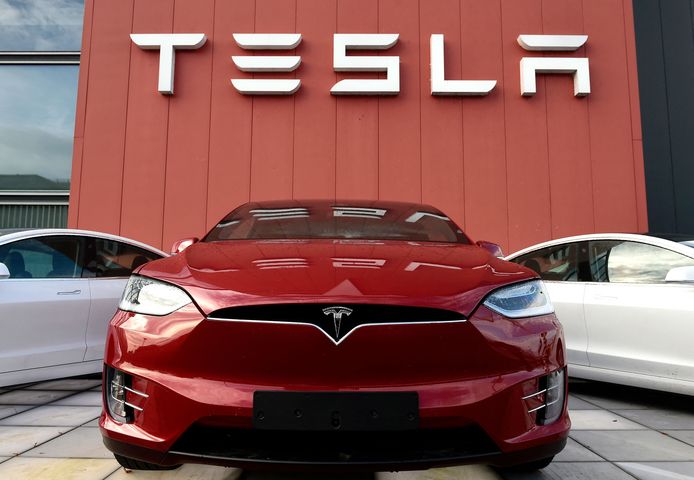 Een Tesla bij een Tesla-showroom.