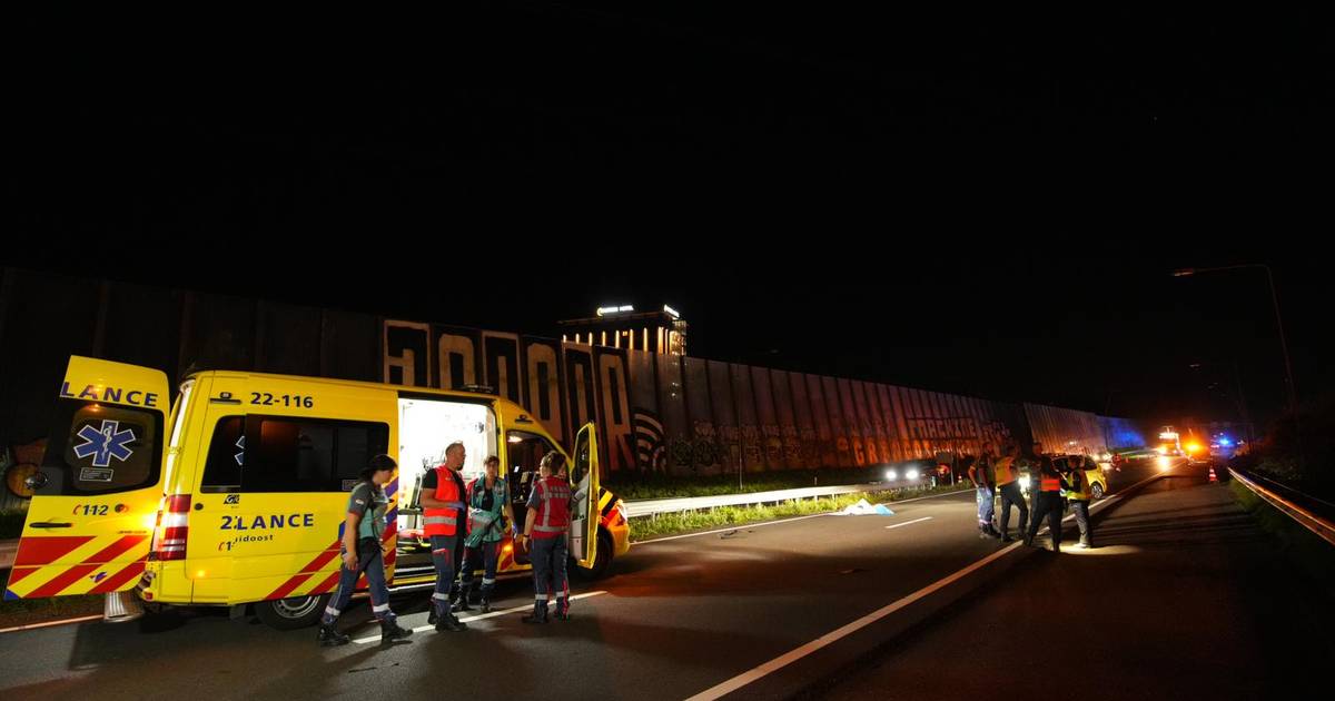 A2 en N2 dicht door dodelijk ongeval: man loopt over snelweg bij Eindhoven, wordt aangereden en overlijdt.