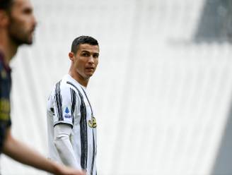 dani alves voetbalt met drol op hoofd