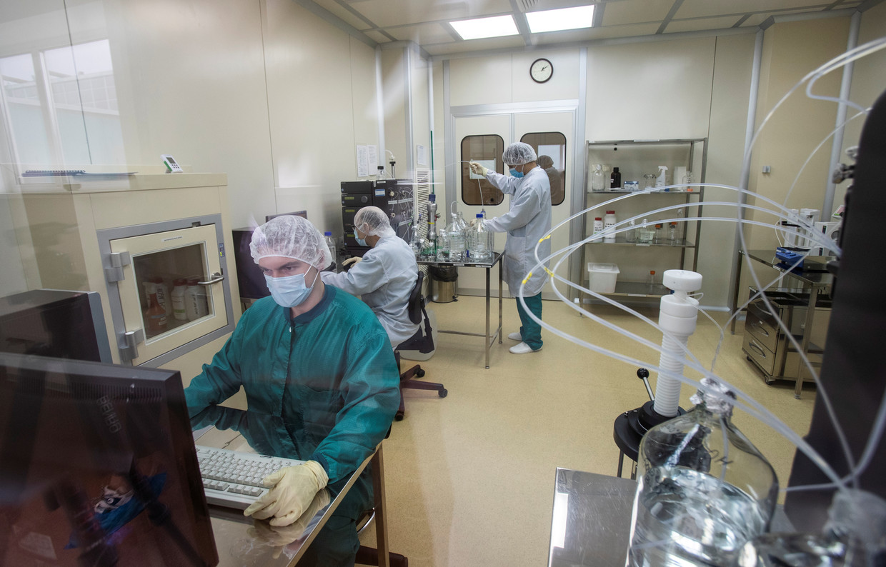 Specialisten aan het werk in het laboratorium waar Spoetnik V wordt ontwikkeld. Beeld REUTERS