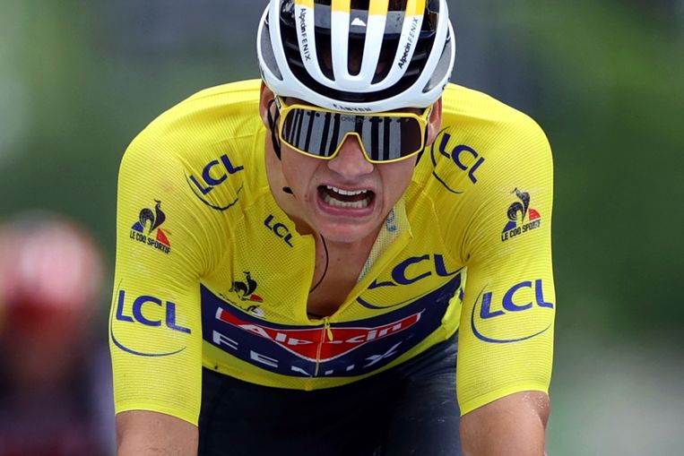 Mathieu van der Poel zag vrijdag af in de zevende etappe, maar behield het geel. Beeld AP