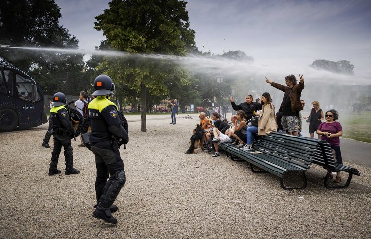 Demonstranten zoeken de confrontatie met de politie bij het Centraal Station in Den Haag, 2020.  Beeld ANP