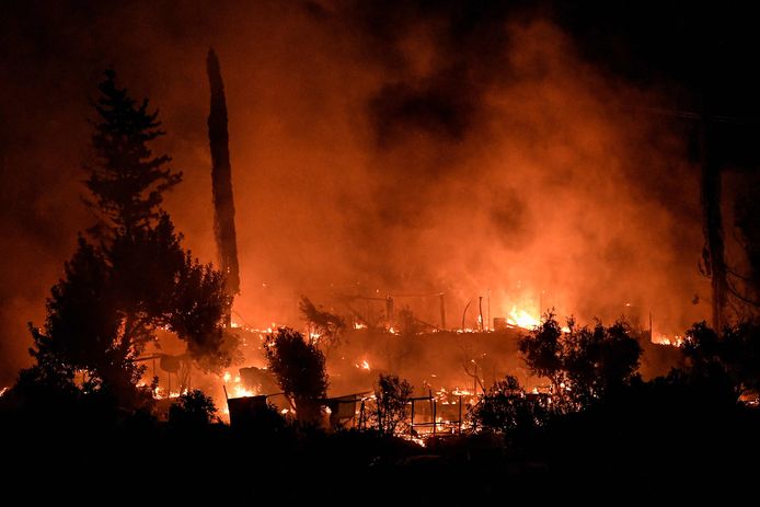 In het vluchtelingenkamp Vathy op het Griekse eiland Samos is zondagavond een grote brand uitgebroken.