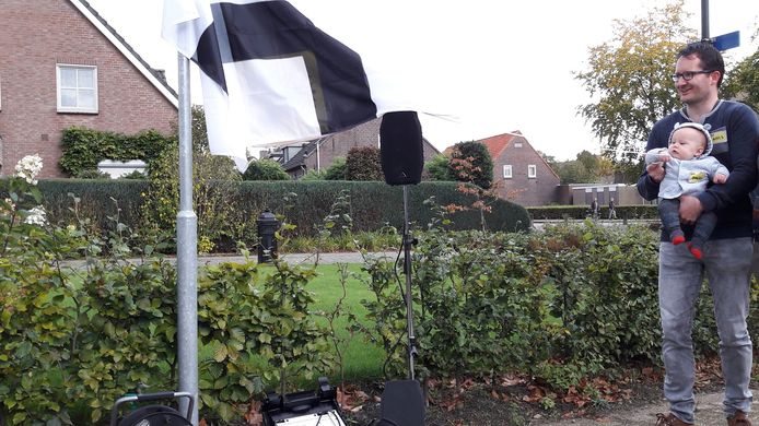 Bauke Mickers onthult straatnaambordje 'Mickershof'