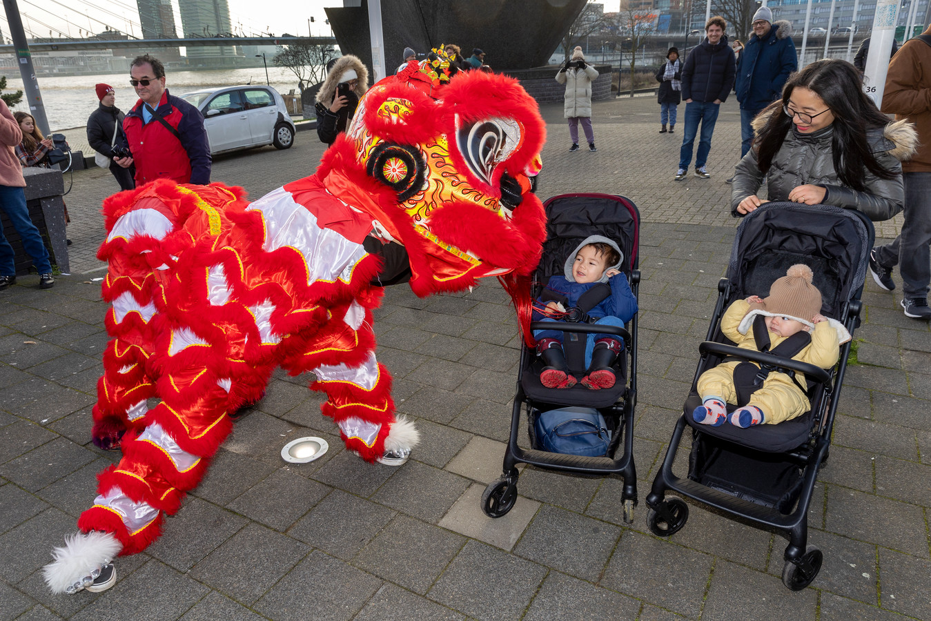 Chinees nieuwjaar van start met leeuwendans bij de Erasmusbrug Foto