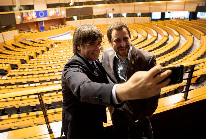 Carles Puigdemont en Toni Comin mochten eind december voor het eerst sinds hun verkiezing in mei het parlementsgebouw in Brussel betreden.