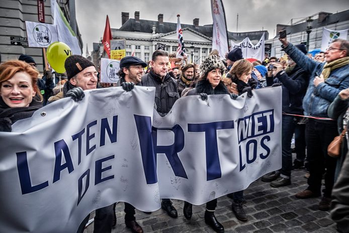In december 2019 gingen actievoerders de straat op om te protesteren tegen de bezuinigingen bij de VRT. Nu legt het personeel bij de openbare omroep straks net na middernacht het werk neer voor een 24 urenstaking.