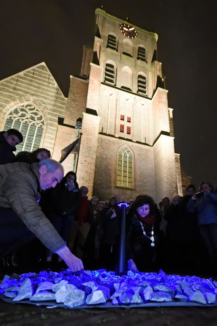 Job Cohen en burgemeester Marian Witte leggen een steen bij het monument voor de kerk in Geertruidenberg.