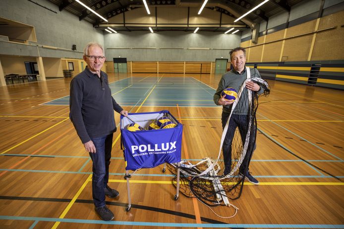Voorzitter Marthijn Wolters (rechts) van volleybalvereniging Pollux en volleybaltrainer Jan Berendsen.