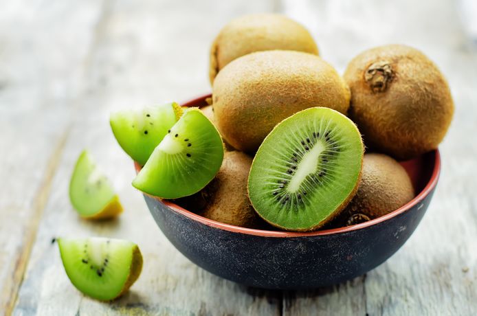 Sommige mensen eten een kiwi met schil en al op, maar dat kan volgens professor Bart Nicolai geen kwaad. "Het zal alleen iets minder lekker zijn dan de vrucht zelf."