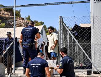 Kampen overvol: ruim 900 migranten van Griekse eilanden naar vasteland gebracht