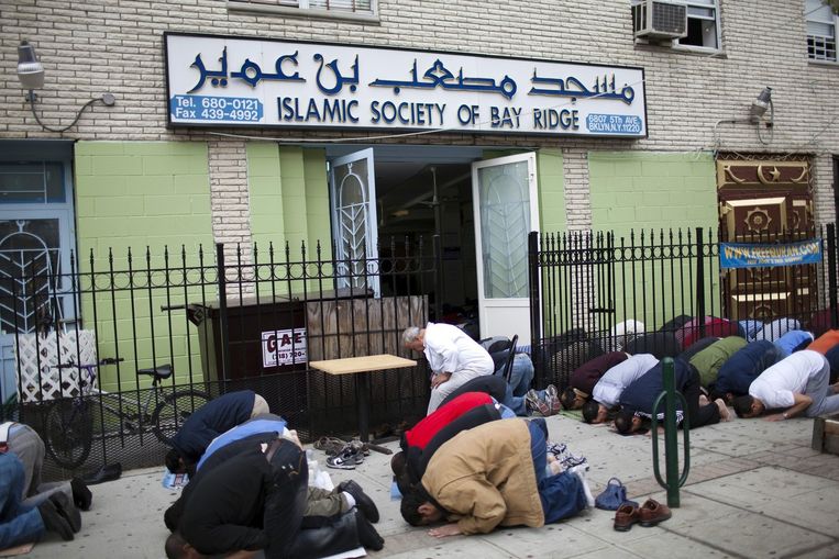Biddende moslims in de wijk Bay Ridge, Brooklyn, New York. 