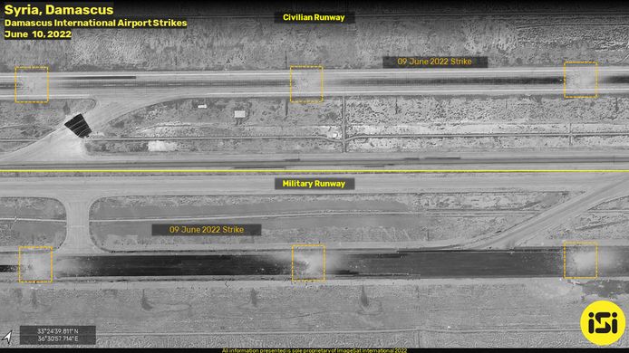 Des images satellitaires publiées sur Twitter montrent trois zones distinctes de dommages sur chacune des deux pistes de l'aéroport, une militaire et une civile