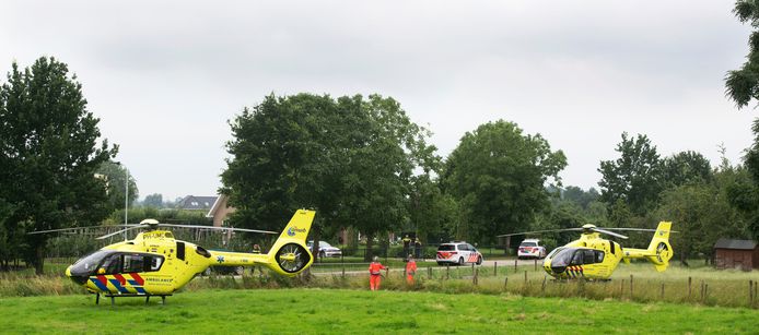 De traumahelikopters bij het terrein aan de Smalriemseweg bij Beusichem na het ongeluk.