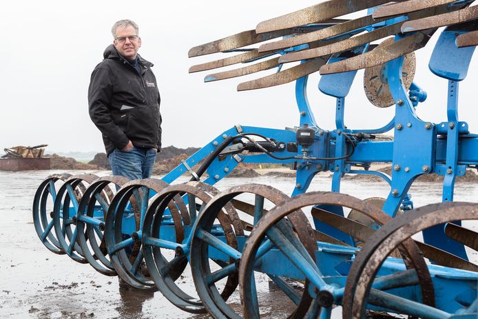 Voor akkerbouwer Pieter Evenhuis is het koude en natte voorjaar een extra bewijs dat 'kalenderlandbouw' niet gaat werken.