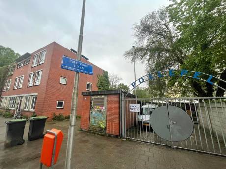 Gemeente haalt illegaal bordje ‘Pater Poels Plaats’ van lantaarnpaal: ‘Eerst overleg met alle nabestaanden’ 
