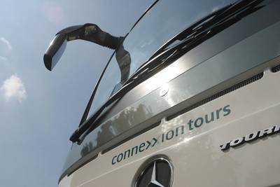 Touringcar strandt door pech op A58 tussen Tilburg en Breda, op hoogtepunt meer dan uur vertraging