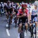 Imponerende Evenepoel rijdt tegenstand op een hoop op steile slotmuur