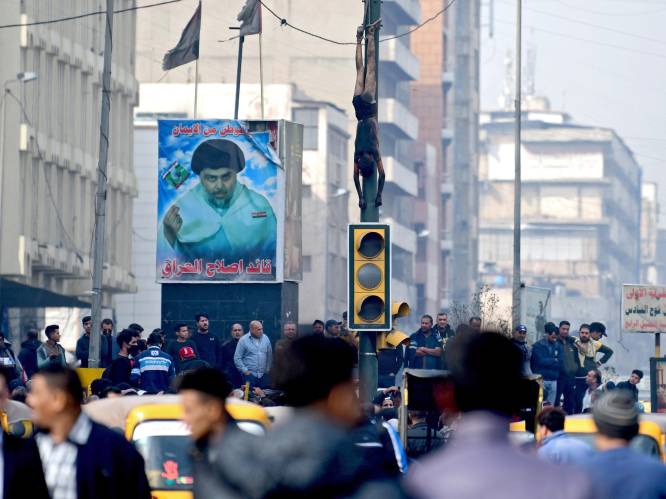 Woedende menigte lyncht tiener die vier betogers doodschoot in Bagdad