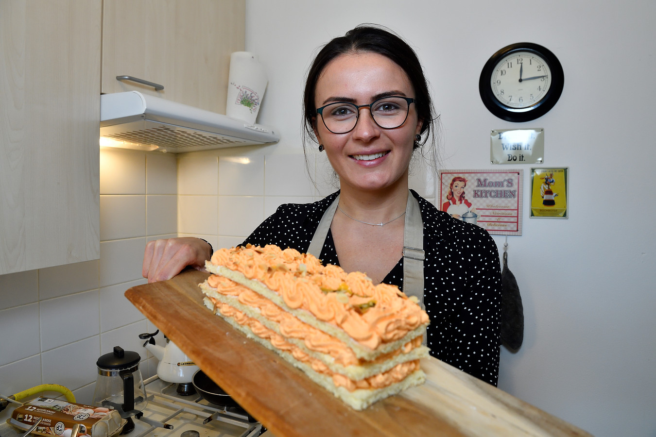 Anna Yilmaz toon een schnitte in haar eigen keuken in Amersfoort.