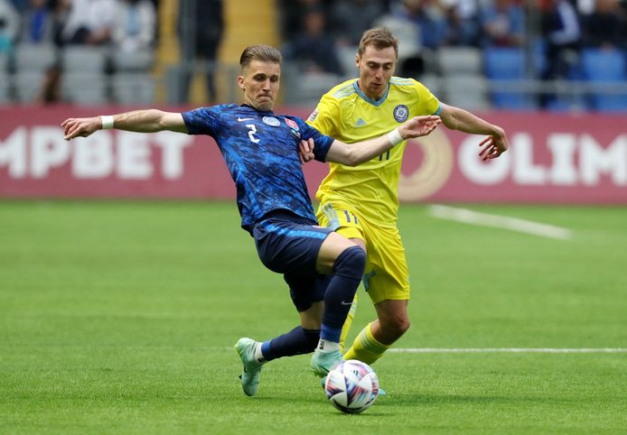 Yan Vorogovskiy (r.) met Kazachstan in actie tijdens de UEFA Nations League-wedstrijd tegen Slovakije.