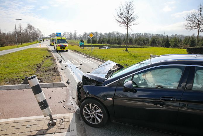 Ongedeerd klom de bestuurster uit haar zwaarbeschadigde wagen. Op de achtergrond is nog net het dak te zien van de Mercedes waarmee ze onzacht in aanraking kwam.