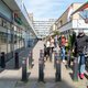 Kinderwagen of fiets: bijna iedereen blijft steken in de paaltjeszee op het Delflandplein
