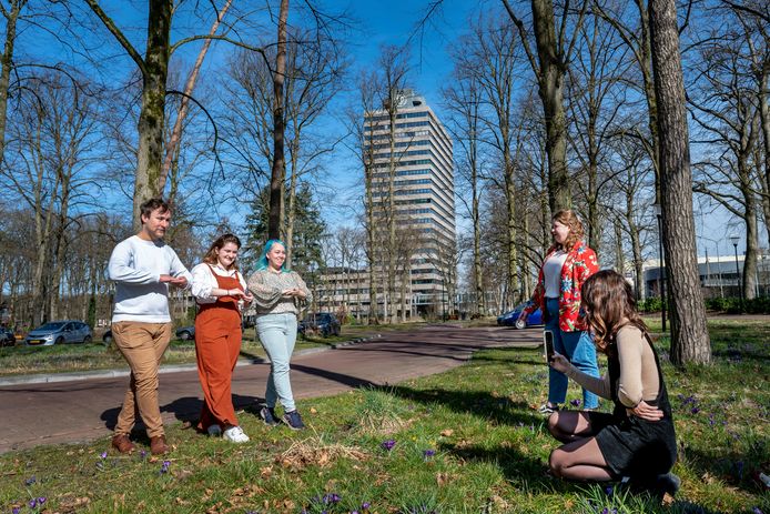 Én actie: Roel Veenstra, Claire Talbott en Ilse van Oijen (v.l.n.r.) lopen al dansend naar de camera. Lia Millar filmt ze met haar mobiel en dat levert weer een nieuwe TikTok voor het kanaal van Radboud Universiteit op. Anouska Kersten kijkt op de achtergrond toe.