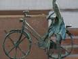 Het beeld van de passiere op de fiets dat is verdwenen uit de Heumense Dorpstraat.
