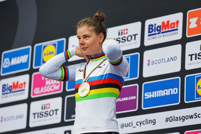 Lotte Kopecky wins Schaal Sels in new rainbow jersey •