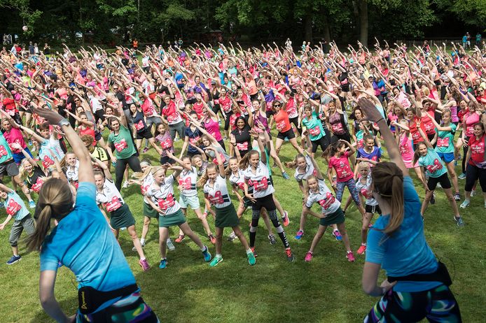 Gezamenlijke warming-up van deelneemsters aan de Marikenloop in Nijmegen.